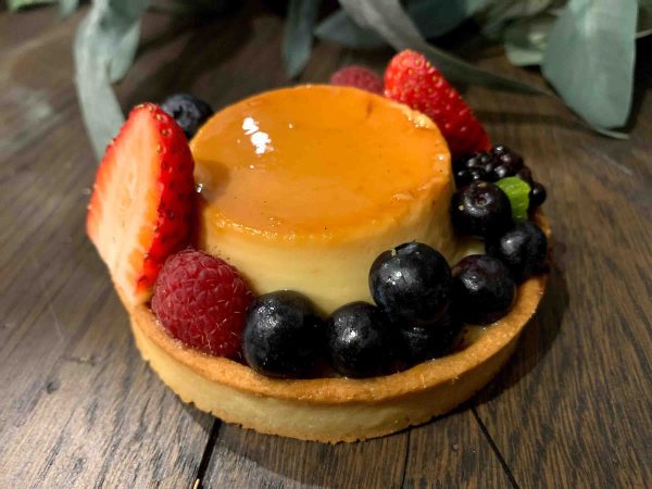 Flan and fruits tarts